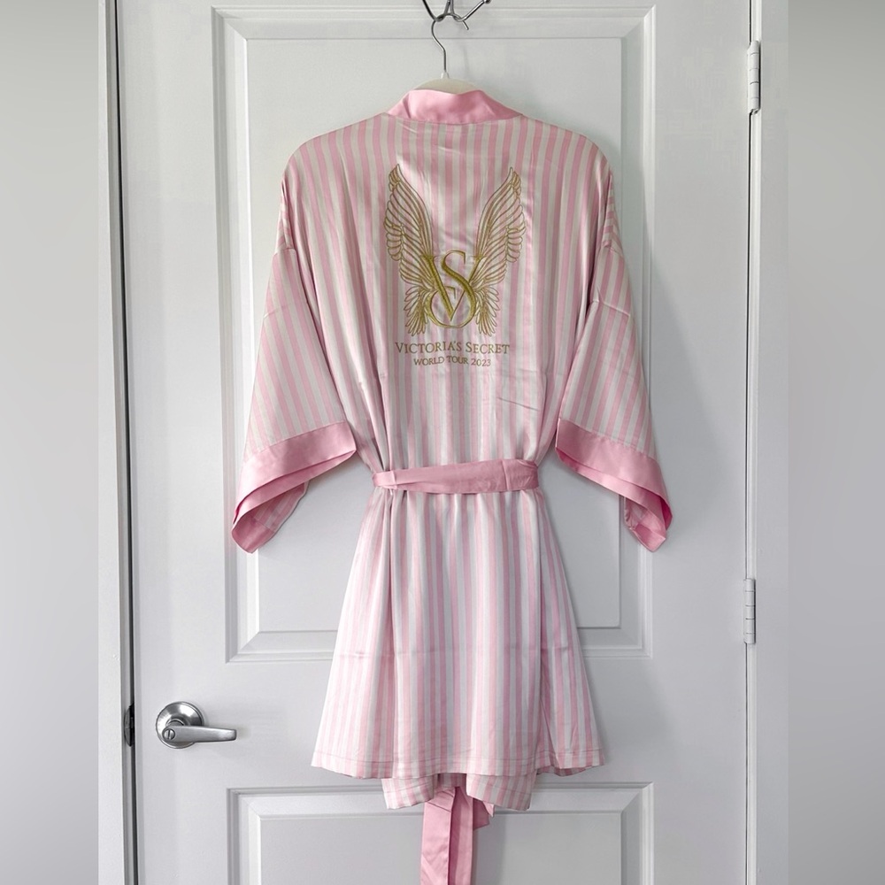 VICTORIA'S SECRET The Tour '23 Iconic Pink Stripe Robe